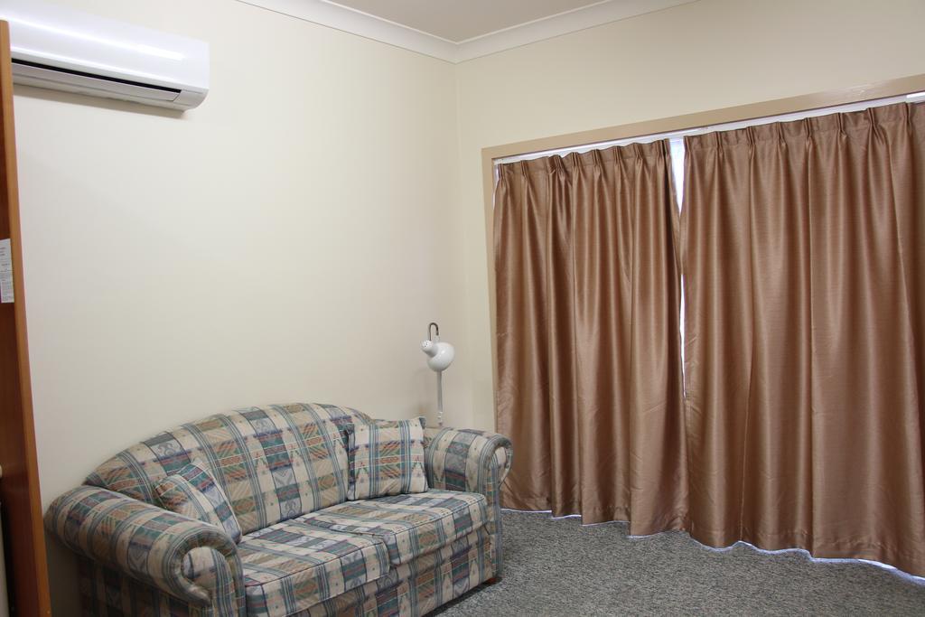 ספרינגווד The Pioneer Way Motel מראה חיצוני תמונה