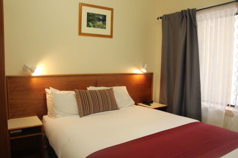 ספרינגווד The Pioneer Way Motel מראה חיצוני תמונה