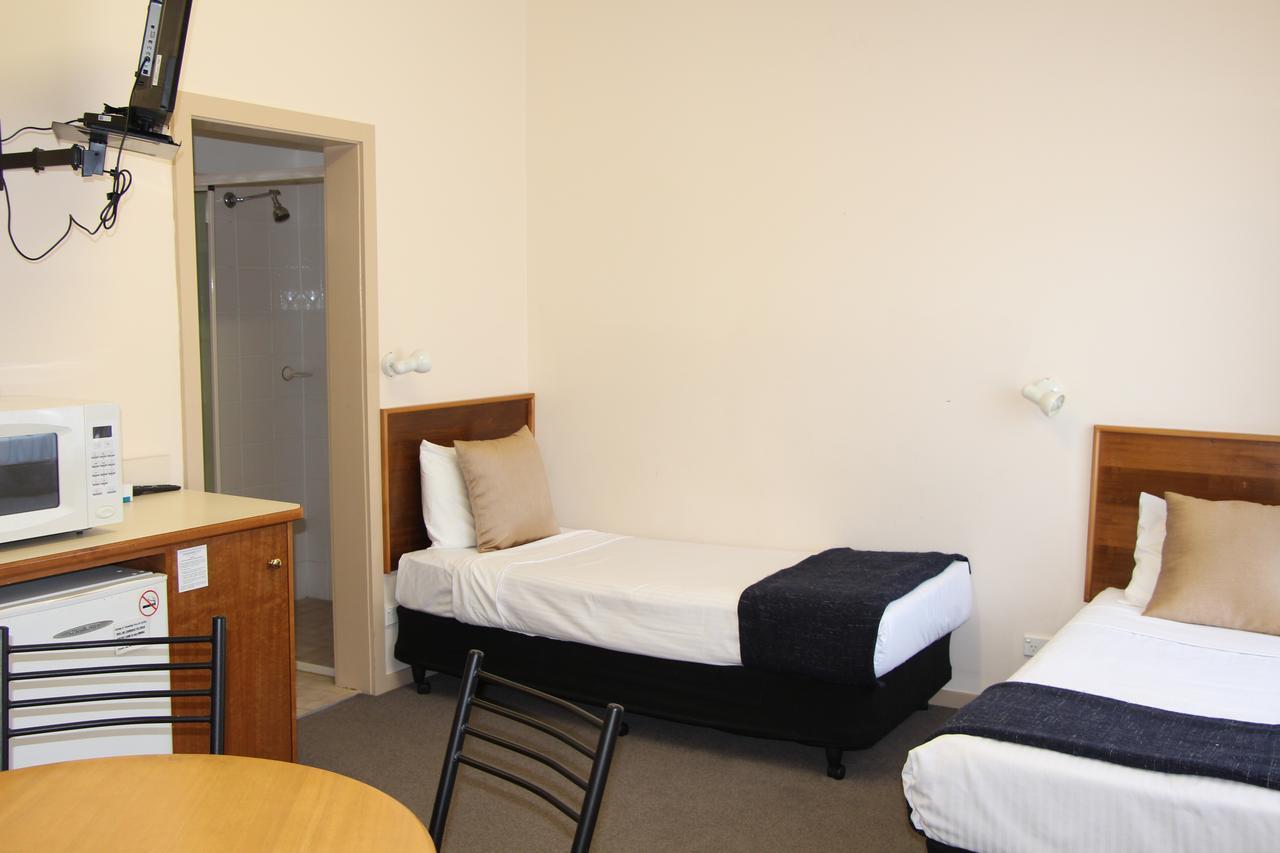 ספרינגווד The Pioneer Way Motel מראה חיצוני תמונה