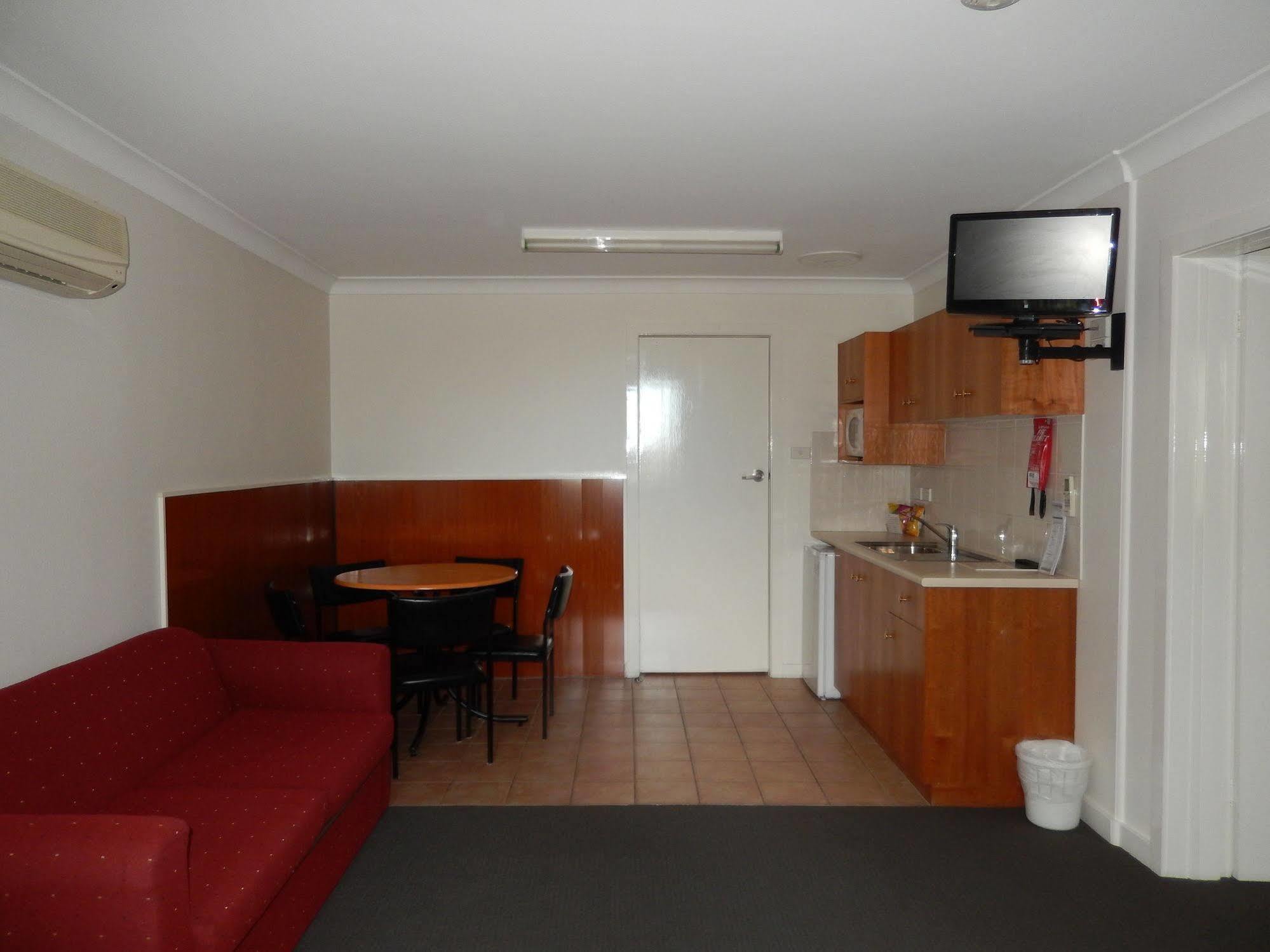ספרינגווד The Pioneer Way Motel מראה חיצוני תמונה