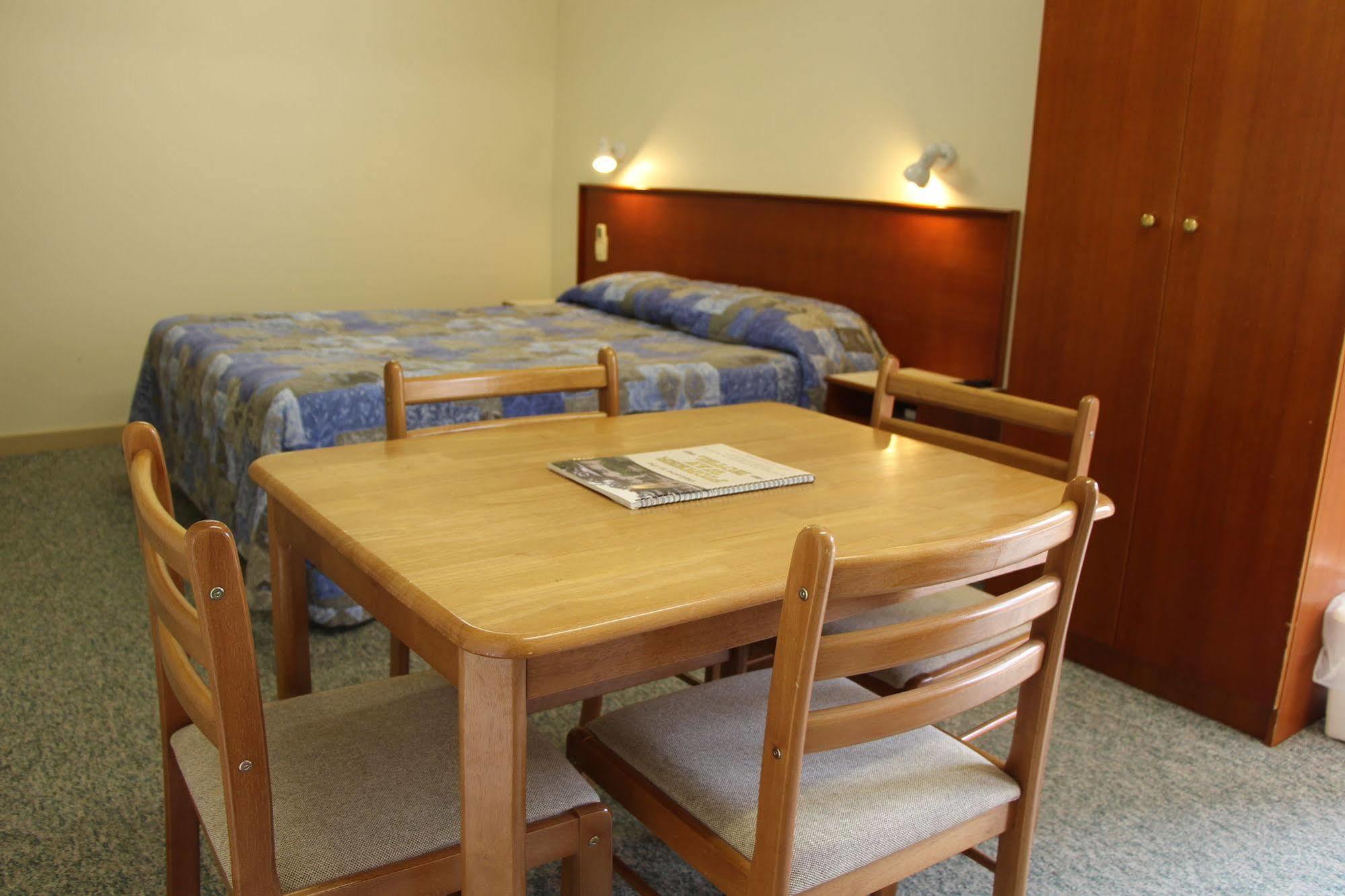 ספרינגווד The Pioneer Way Motel מראה חיצוני תמונה