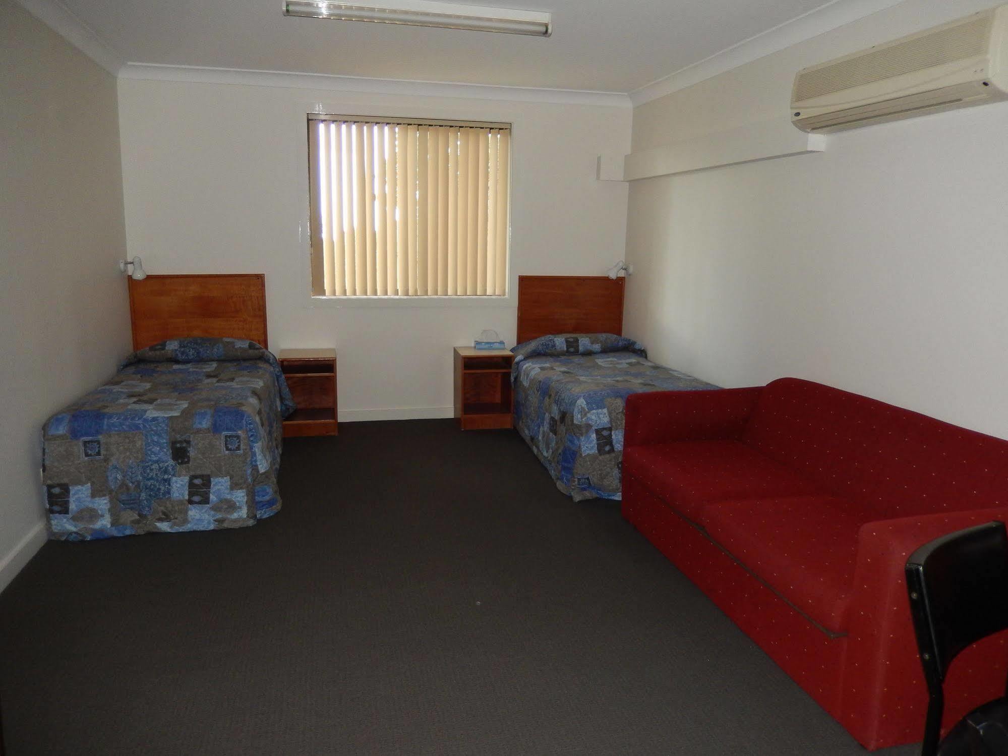 ספרינגווד The Pioneer Way Motel מראה חיצוני תמונה
